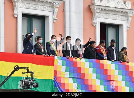 La Paz, Bolivien. November 2020. Luis Arce (3. V.l.), neu gewählter Präsident Boliviens, winkt während seiner Amtseinführung von einem Balkon des Präsidentenpalastes zu seinen Unterstützern. Als Präsident hat sich Arce zum Ziel gesetzt, die sozialen Spaltungen und die Wirtschaftskrise im Andenstaat zu überwinden. Kredit: Stringer/dpa/Alamy Live Nachrichten Stockfoto