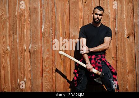 Arab Hipster Bart Mann Holzfäller Axt halten. Stockfoto