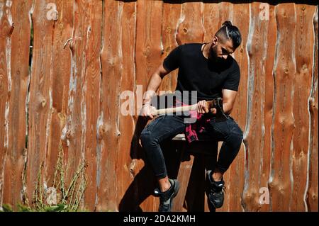 Arab Hipster Bart Mann Holzfäller Axt halten. Stockfoto