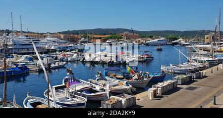 28 AUG 2018 - Fischerboote im Hafen von Saint Tropez, Französische Riviera, Frankreich Stockfoto