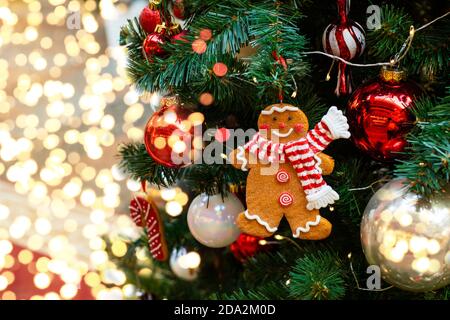 Weihnachtsdekoration Lebkuchenmann auf weihnachtsbaum kopieren Raum Hintergrund, festliche weihnachtsbaum mit Kugeln und Girlande geschmückt Stockfoto