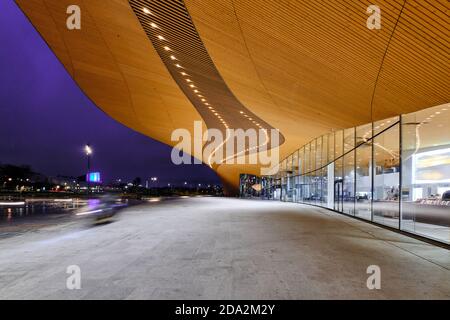 Helsinki, Finnland - 4. November 2020: Haupteingang der Oodi-Bibliothek. Moderne nordische Architektur. Stockfoto