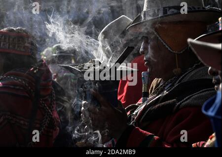 La Paz, Bolivien. November 2020. Ein indigener Priester gibt der Pachamama (Mutter Erde) während der Amtseinführung des neu gewählten bolivianischen Präsidenten eine traditionelle Opfergabe. Der neue Präsident Boliviens, Arce, hat sich zum Ziel gesetzt, die sozialen Spaltungen und die Wirtschaftskrise im Andenstaat zu überwinden. Kredit: Stringer/dpa/Alamy Live Nachrichten Stockfoto