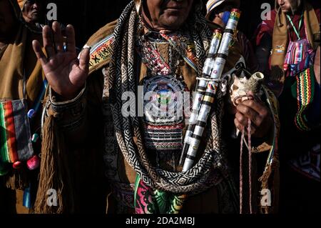 La Paz, Bolivien. November 2020. Ein indigener Priester gibt der Pachamama (Mutter Erde) während der Amtseinführung des neu gewählten bolivianischen Präsidenten eine traditionelle Opfergabe. Der neue Präsident Boliviens, Arce, hat sich zum Ziel gesetzt, die sozialen Spaltungen und die Wirtschaftskrise im Andenstaat zu überwinden. Kredit: Stringer/dpa/Alamy Live Nachrichten Stockfoto