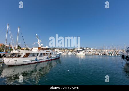 03 SEP 2019 - Cannes, Alpes-Maritimes, Frankreich - Yacht im Hafen Stockfoto