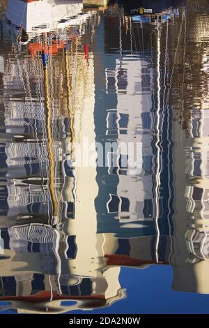 Reflexionen, die in einem Hafen von Cornwall in Großbritannien gegossen wurden Stockfoto