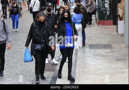 Menschen, die in der Ermou Straße im Zentrum von Athen nach der Ankündigung für eine zweite Sperre in Griechenland vom 7. Bis 30. November 2020, aufgrund t gehen Stockfoto