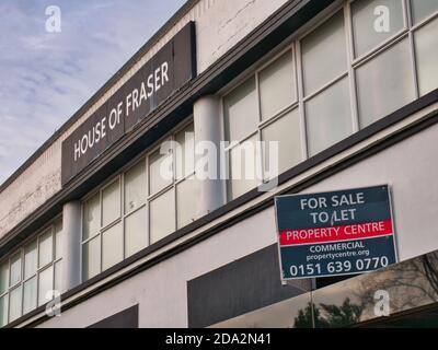Die Fassade eines geschlossenen House of Fraser-Geschäfts in Birkenhead, Großbritannien, mit einem Schild, auf dem steht, dass die Immobilie zum Verkauf oder zur Miete steht. Stockfoto