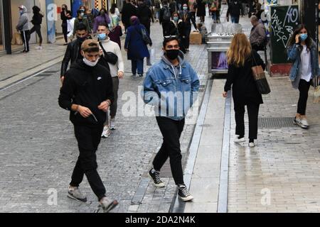 Menschen, die in der Ermou Straße im Zentrum von Athen nach der Ankündigung für eine zweite Sperre in Griechenland vom 7. Bis 30. November 2020, aufgrund t gehen Stockfoto