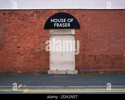 Ein Eingang zu einem geschlossenen Geschäft von House of Fraser in Birkenhead, Großbritannien. Stockfoto