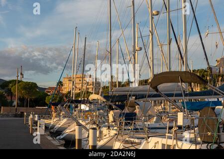 03 Okt 2019 - Sainte Maxime, Var, Frankreich - der Hafen Stockfoto