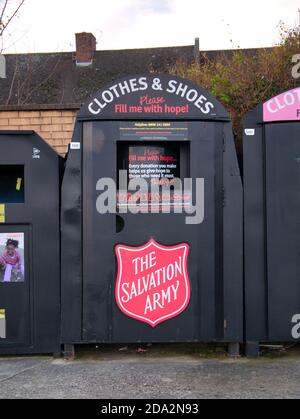 Eine Heilsarmee Sammelstelle für Spenden von Kleidung und Schuhen für Bedürftige. Stockfoto
