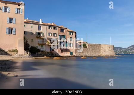 Saint-Tropez, Var, Frankreich - die Strandpromenade in der Nähe von La Ponche (Langzeitbelichtung) Stockfoto