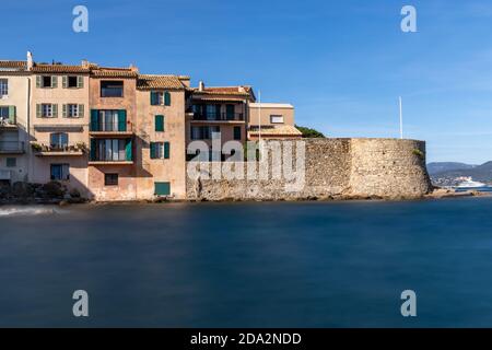 Saint-Tropez, Var, Frankreich - die Strandpromenade in der Nähe von La Ponche (Langzeitbelichtung) Stockfoto