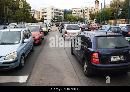 Starker Verkehr auf den Straßen von Athen nach der Ankündigung einer zweiten Sperre in Griechenland vom 7. Bis 30. November 2020, aufgrund von Covid-19 outbr Stockfoto