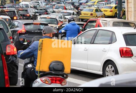 Starker Verkehr auf den Straßen von Athen nach der Ankündigung einer zweiten Sperre in Griechenland vom 7. Bis 30. November 2020, aufgrund von Covid-19 outbr Stockfoto