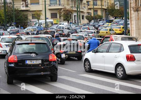 Starker Verkehr auf den Straßen von Athen nach der Ankündigung einer zweiten Sperre in Griechenland vom 7. Bis 30. November 2020, aufgrund von Covid-19 outbr Stockfoto