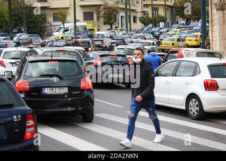 Starker Verkehr auf den Straßen von Athen nach der Ankündigung einer zweiten Sperre in Griechenland vom 7. Bis 30. November 2020, aufgrund von Covid-19 outbr Stockfoto