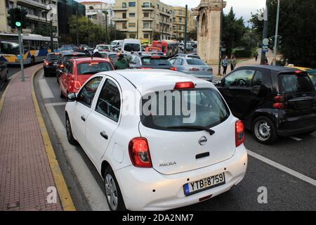 Starker Verkehr auf den Straßen von Athen nach der Ankündigung einer zweiten Sperre in Griechenland vom 7. Bis 30. November 2020, aufgrund von Covid-19 outbr Stockfoto