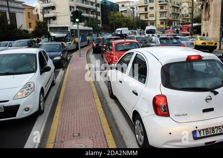 Starker Verkehr auf den Straßen von Athen nach der Ankündigung einer zweiten Sperre in Griechenland vom 7. Bis 30. November 2020, aufgrund von Covid-19 outbr Stockfoto