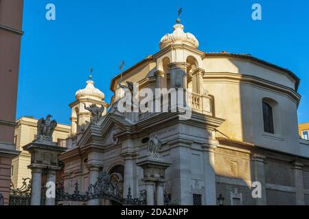 Porta Sant'Anna, einer der Eingänge zum Vatikan. Von der Schweizer Garde bemannt. Vatikanstadt, Rom, Italien, Europa Stockfoto