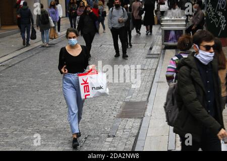 Die Leute gehen zum Einkaufen in der Ermou Straße im Zentrum Von Athen nach der Ankündigung für eine zweite Sperre in Griechenland vom 7. Bis 30. November 202 Stockfoto