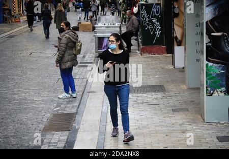 Menschen, die in der Ermou Straße im Zentrum von Athen nach der Ankündigung für eine zweite Sperre in Griechenland vom 7. Bis 30. November 2020, aufgrund t gehen Stockfoto