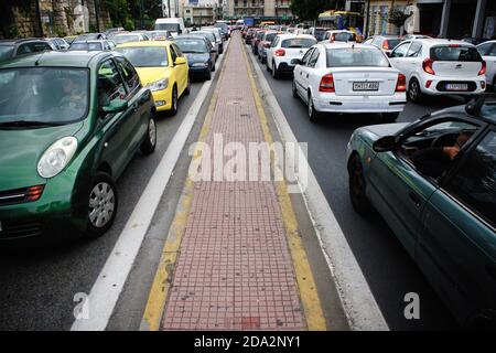 Starker Verkehr auf den Straßen von Athen nach der Ankündigung einer zweiten Sperre in Griechenland vom 7. Bis 30. November 2020, aufgrund von Covid-19 outbr Stockfoto