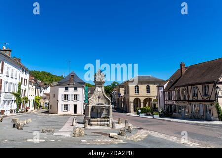 Der Dorfplatz von La Roche-Guyon, Val d'Oise, Frankreich Stockfoto