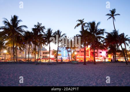 Miami, Florida, Vereinigte Staaten - Hotels, Bars, Restaurants und Nachtleben im Ocean Drive in South Beach.