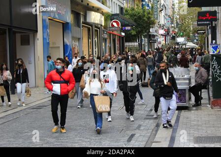 Die Menschen gehen zum Einkaufen in der Ermou Straße im Zentrum von Athen, nach der Ankündigung einer zweiten Sperre in Griechenland vom 7. Bis 30. November 20 Stockfoto