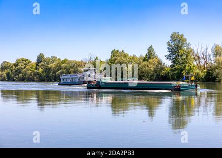 Barge auf der seine in der Nähe von La Roche-Guyon, Val d'Oise, Frankreich Stockfoto