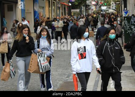 Die Menschen gehen zum Einkaufen in der Ermou Straße im Zentrum von Athen, nach der Ankündigung einer zweiten Sperre in Griechenland vom 7. Bis 30. November 20 Stockfoto