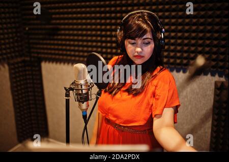 Junge asiatische Sängerin mit Mikrofon Aufnahme Song im Plattenstudio. Stockfoto