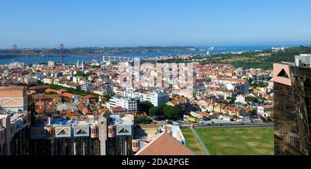 Panorama über Lissabon und Brücke vom 25. April, Lissabon, Portugal Stockfoto