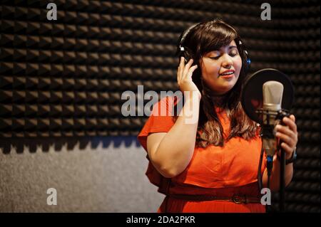 Junge asiatische Sängerin mit Mikrofon Aufnahme Song im Plattenstudio. Stockfoto