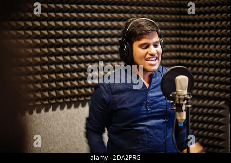 Junge asiatische Sänger Mann mit Mikrofon Aufnahme Song im Plattenstudio. Stockfoto