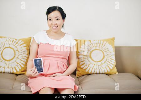 Ziemlich schwangere Frau Stockfoto