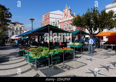 Obst- und Gemüsestände auf dem täglichen Bauernmarkt, ehemaliges Rathaus dahinter, Platz der Republik, Caldas da Rainha, Estremadura, Portugal Stockfoto