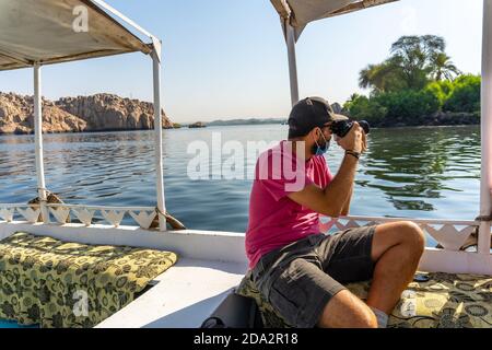 Schöner Mann posiert in der Nähe der Philae Aswan in Ägypten Stockfoto