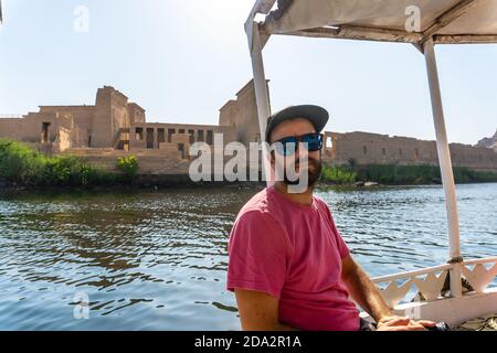 Schöner Mann posiert in der Nähe der Philae Aswan in Ägypten Stockfoto