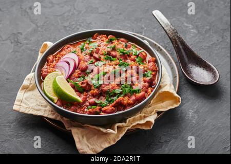 Rajma Masala Curry in schwarzer Schale auf dunkler Schieferplatte. Red Niere Bean Dal ist indische Küche vegetarisches Gericht. Asiatische Küche, Essen Stockfoto