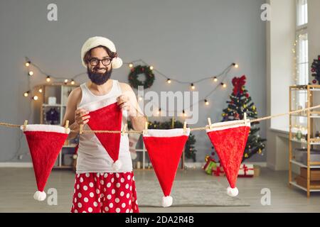 Lustige Weihnachten Elf oder junge Santa immer bereit für den Winter Urlaub und Wäsche waschen Stockfoto