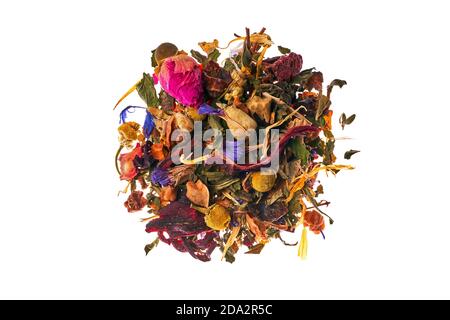 Tee aus Alpenkräutern, Johannisbeerblättern, Schalen-Hagebutten, Kamillenblüten, Alpenrosenblüten, Ringelblume, Minze, Thymian und Vergissmeinnicht-Blüten Stockfoto