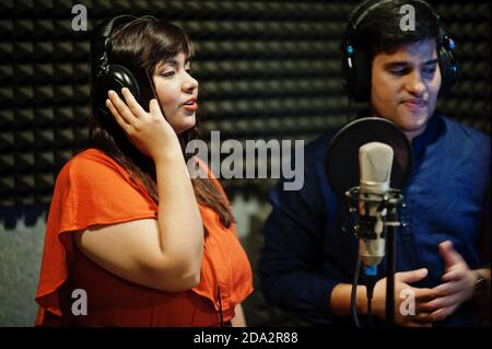 Junge asiatische Duett-Sänger mit Mikrofon Aufnahme Song im Plattenstudio. Stockfoto