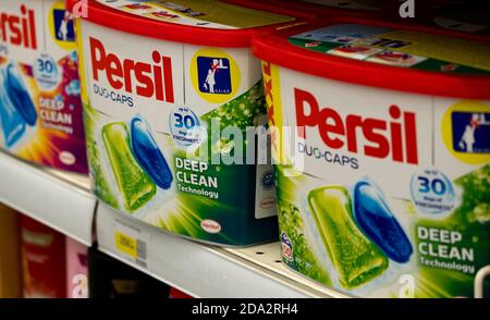 Persil Duo-Kappen Waschmittel gesehen auf dem Regal des Ladens in Kiew angezeigt. Stockfoto