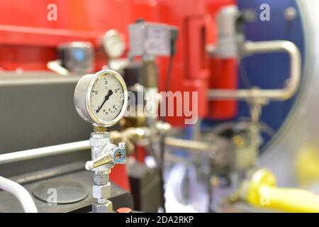 Closeup Manometer eine industrielle Anlage - Anzeige und Prüfung zu kontrollieren Stockfoto