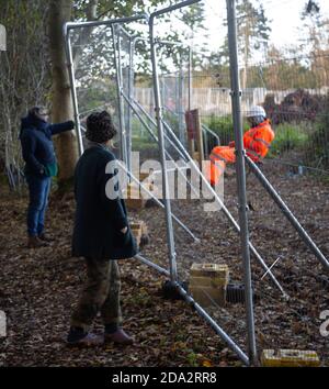 HS2 Baustelle Crackley Woods, Kenilworth, Warwickshire, England, UK, November 2020 - Wachmann und Zaun Stockfoto