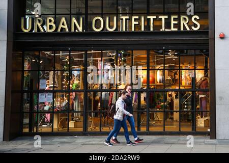 Die Menschen gehen an einer Niederlassung von Urban Outfitters in der Oxford Street im Zentrum Londons vorbei. Stockfoto