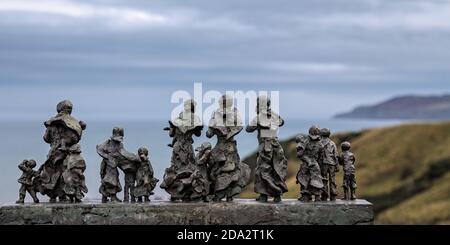 Bronze-Denkmal für die Fischerei Katastrophe 1881 in Cove Harbour in der Nähe von Berwick upon Tweed in der Scottish Borders, Schottland, Großbritannien Stockfoto